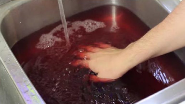 Le drain est complètement bouché. Mais attendez de voir ce qu’il fait ensuite… Incroyable !