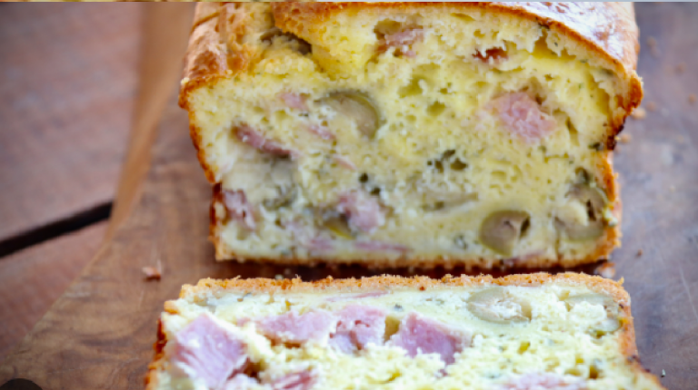 Cake salé au jambon et aux olives