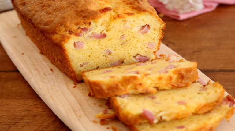 Cake salé aux oignons et aux lardons